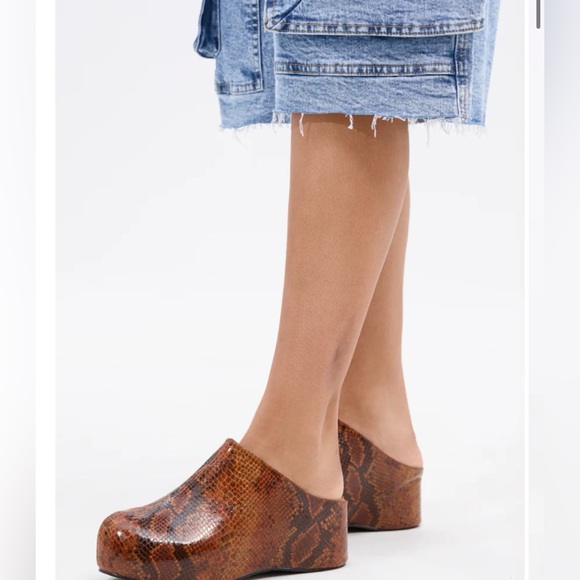 New AZALEA WANG CLOG IN BROWN Snake Print Platform Shoes Size 10 fits like 9.5 - Picture 2 of 7
